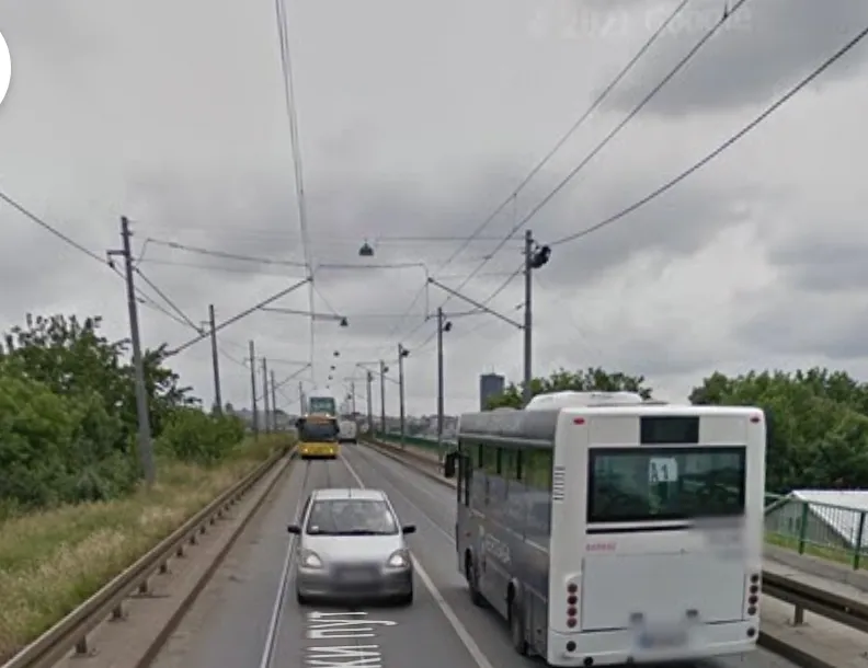 Photo de Google Street View montrant un bus se dirigeant vers un pont typique de la ville.